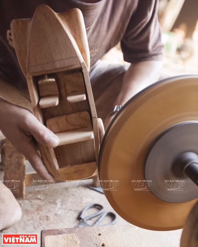 La fabrication de ces objets exige un travail minutieux. 