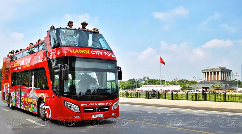 Le tour de ville en bus à impérial est un service touristique bien apprécié à Hanoï. Photo: VNA