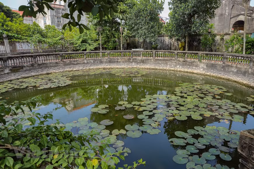 Lieu de rencontre des villageois jadis, les puits du village de Uoc Lê, grands ou petits, existent toujours. Le puits est aussi très important dans la géomancie du village, où les villageois sont connectés ensemble, un cours d’eau souterrain qui est fortement connecté en chaque personne dans l'ancien pays de «Doài». Le village de Uoc Lê compte six anciens puits qui sont attachés pour l’essentiel à des ouvrages religieux dont la maison communale, les pagodes Sung Phuc, Hau et So. Ces puits sont de forme ronde, avec un diamètre de 7 à 20 mètres. Dans toutes les cultures, le puits a valeur de symbole, revêtant souvent un caractère sacré dans les croyances populaires. Il évoque le mystère, l’abîme, l’enfer, le séjour des morts, mais aussi la vie et son origine, l’abondance. Photo: Vietnamplus