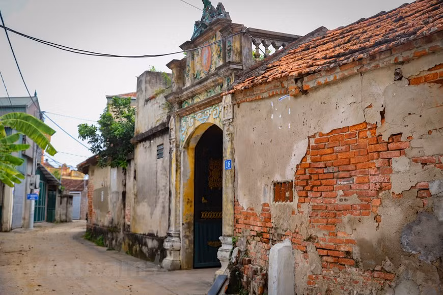 De nombreuses anciennes maisons et portes parsèment les ruelles du village de Uoc Lê, quelque unes existant depuis environ une centaine d’années. Cependant, la préservation de ces maisons n’est effectuée que partiellement. La plupart de ces maisons sont dans un mauvais état, ou ont été détruites pour en construire de bien plus modernes. La préservation des anciennes maisons dans les villages en banlieue de Hanoï se heurte à de nombreuses difficultés. Actuellement, l’enjeu majeur est de faire prendre conscience aux habitants de l’importance de la protection de ces maisons, car eux-mêmes ont leurs propres aspirations. Ce qui signifie que préservation doit rimer avec respect des droits et des intérêts des habitants. Photo: Vietnamplus