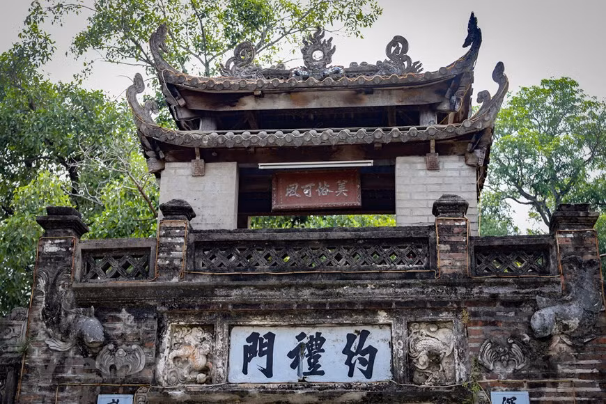 Au fil de l’histoire contemporaine turbulente du Vietnam, il est remarquable qu’un tel portique d’entrée construit lors de la dynastie des Mac (XVIè siècle) soit toujours debout aujourd’hui, témoignant ainsi du courage et de l’immortalité de l’âme des villages vietnamiens. Sur le portique d’entrée du village de Uoc Lê est accroché un panneau en bois portant l’inscription «My Tuc Kha Phong» (Traditions bien appliquées). Cette inscription fut faite à la demande du roi Tu Duc en 1851 alors qu’il voyageait dans le Nord. Le monarque avait accordé cette récompense à six villages de l’ancienne province de Hà Tây, qui fait aujourd’hui partie de Hanoi. Photo: Vietnamplus