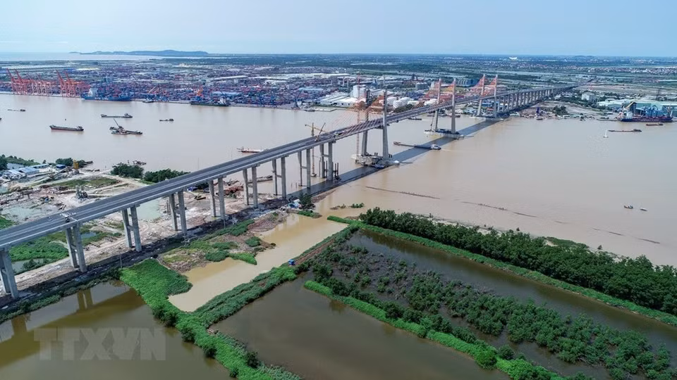 D'une longueur total de 24,6 km, l'ouvrage comprend un projet d'autoroute reliant la ville de Ha Long au pont Bach Dang et un projet de construction du pont Bach Dang. 