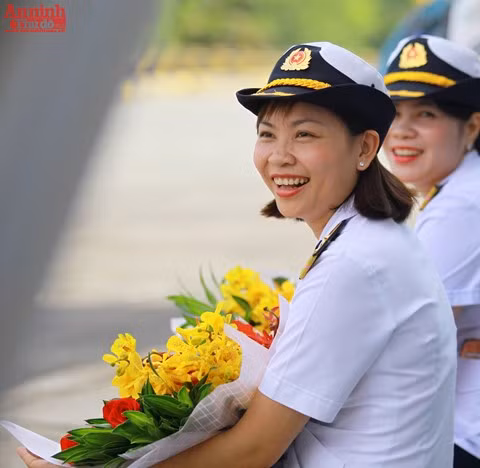  Les femmes soldats de la brigade 125 de la 2ème zone navale de la Marine se préparent à reconduire le bateau HQ571 vers l’archipel de Truong Sa (Spratly). 