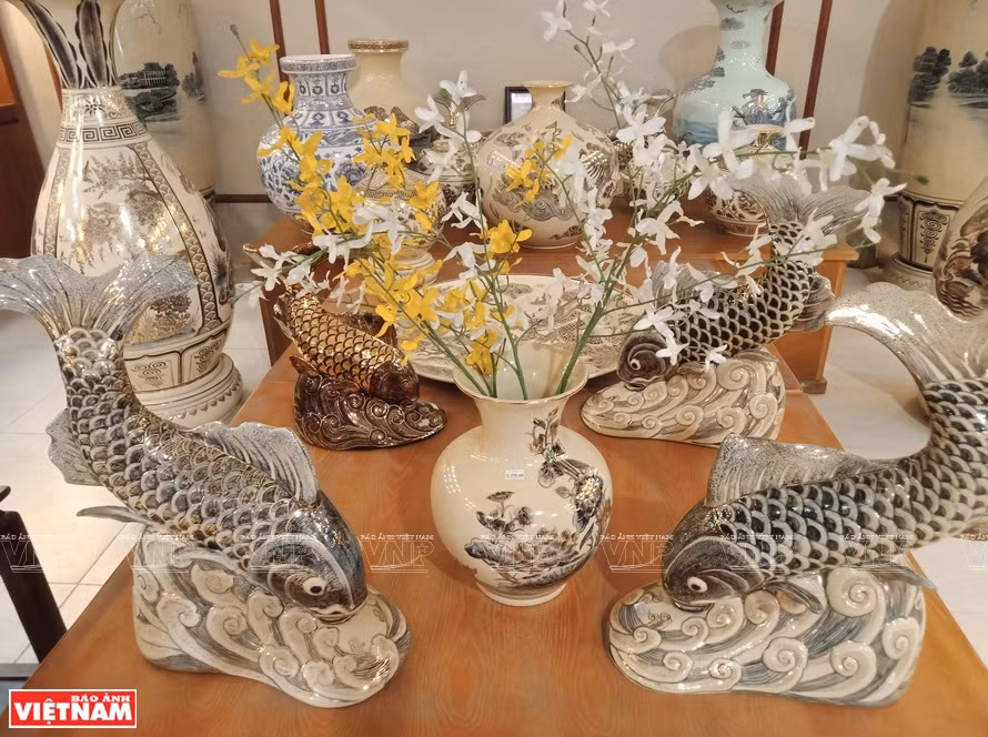  Si la fabrication de modèles anciens prévaut toujours, de nouveaux ont aussi été créés. La céramique de Chu Dâu se décline donc en bol, assiette, bougeoir, horloge et vase de toute sorte. Photo :VN 