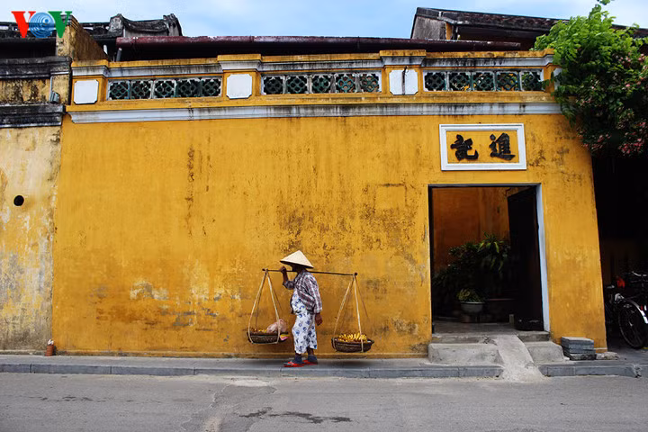 Visible dans plusieurs films, la maison est rapidement devenue la plus visitée de Hoi An. Elle a été classée vestige national spécial en 1983. Visiter Tan Ky est un retour dans le passé de Hoi An. 
