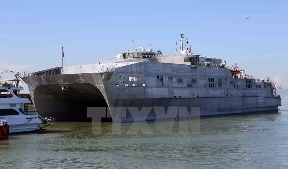 Le navire de transport rapide USNS Millinocketh au port de Tien Sa à Da Nang. Photo : Le Lam/VNA 