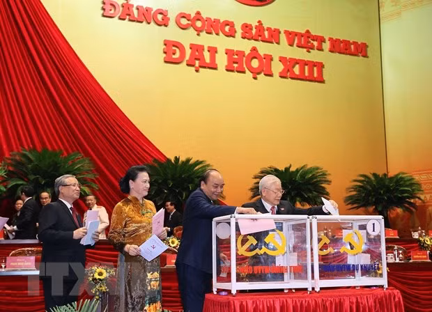 Le Secrétaire général du Parti et président vietnamien Nguyên Phu Trong, le Premier ministre Nguyên Xuân Phuc, la présidente de l’Assemblée nationale Nguyên Thi Kim Ngân, le permanent du Secrétariat Trân Quôc Vuong votent pour les membres du Comité central du Parti du 13e mandat. Photo : VNA