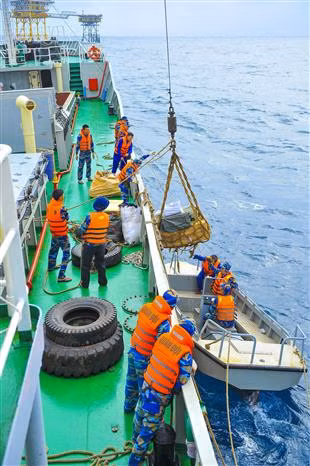 Les cadeaux arrivés à destination à l’occasion du Têt. Photo : VNA