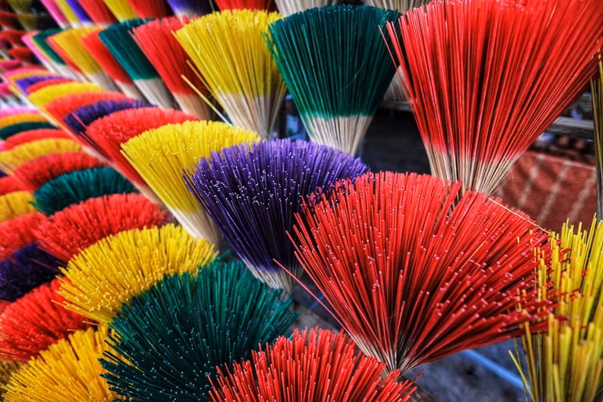 Dans chaque famille au village de Thuy Xuân, des bouquets de bâtonnets d’encens multicolores sont partout et très odorants. Photo : VNA