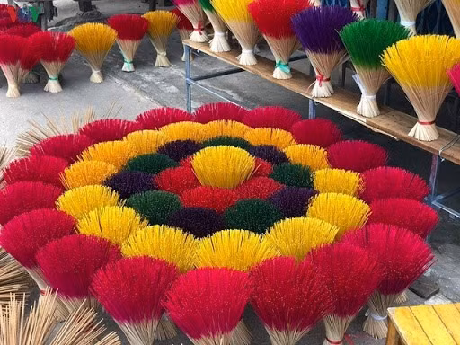Auparavant, l’encens n'était que brun et rouge. Pour attirer l'attention des touristes, les artisans ont cherché à combiner plusieurs couleurs afin de teindre les tiges de bambou. Photo : VNA