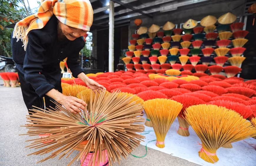 Le métier de l'encens est apparu sous la dynastie des Nguyên. Les habitants du village d'encens de Thuy Xuân sont des artisans engagés, qui transmettent et développent leur profession avec la même passion que leurs ancêtres. Le village est même devenu une référence locale en matière de tourisme communautaire. Il suffit de regarder les sourires des visiteurs pour s’en convaincre. Photo: VNA