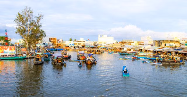 Si les jours ordinaires, il n’y a que des produits agricoles comme des légumes et des fruits, à l’approche du Têt traditionnel, les marchés flottants sont comme un jardin flottant à la surface de l’eau. 