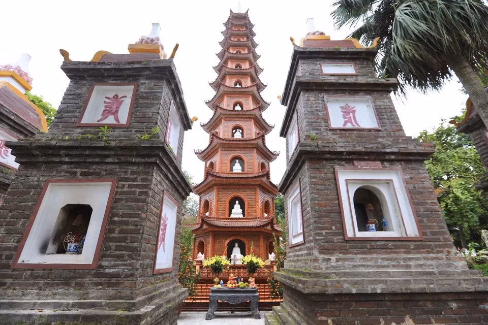 La tour "Bao Thap luc do dai sen" (Tour du lotus), construite en 1998, d’une hauteur de 15m, s’éclatant sur 11 étages, est le plus spectaculaire. Chaque étage, en forme d’hexagone avec six portes, niche un bouddha en pierre précieuse à chaque porte. Au sommet trône une grande fleur de lotus de 9 étages en pierre précieuse. La tour a été érigée de manière symétrique avec un figuier sacré offert par le président indien lors de sa visite à Hanoï en 1959. Photo: VNA 
