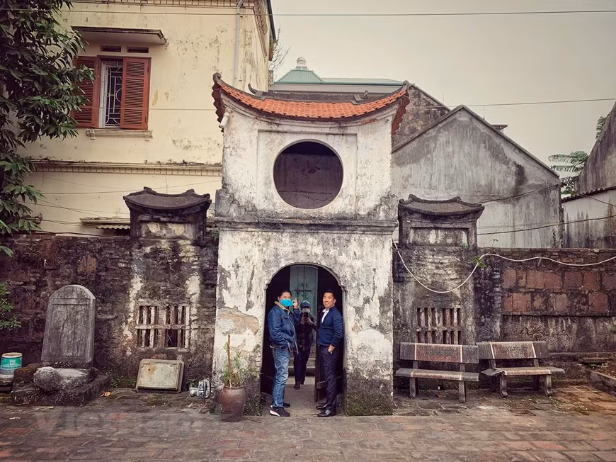 L'histoire de près de mille ans de ce village est étroitement liée à la naissance de la capitale de Thang Long, aujourd'hui Hanoï. Il des avantages géographiques, notamment des voies de communication terrestres et fluviales aisées, qui ont favorisé son épanouissement. Le métier de la céramique apporte pleinement ses bienfaits économiques à la population locale, tout en étant l'une des fiertés de la culture de Hanoï. La commune de Bat Tràng abrite les deux hameaux de Bat Tràng et de Giang Cao. Tous les deux ont été reconnus villages de métier traditionnels de la ville. 80% des 1.800 foyers de cette commune pratiquent ce métier. Chaque année, ces deux villages créent des emplois pour des milliers de personnes des localités avoisinantes. Photo: VietnamPlus 