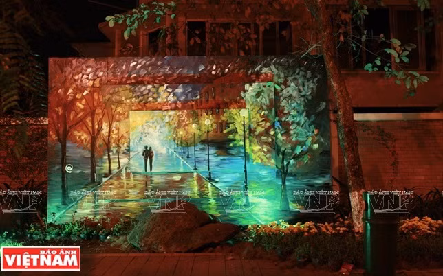 Une des peintures murales du groupe «Yeux Viêt» dans l'espace public. La nuit, avec l’éclairage, l’effet est décuplé. Photo: VNP