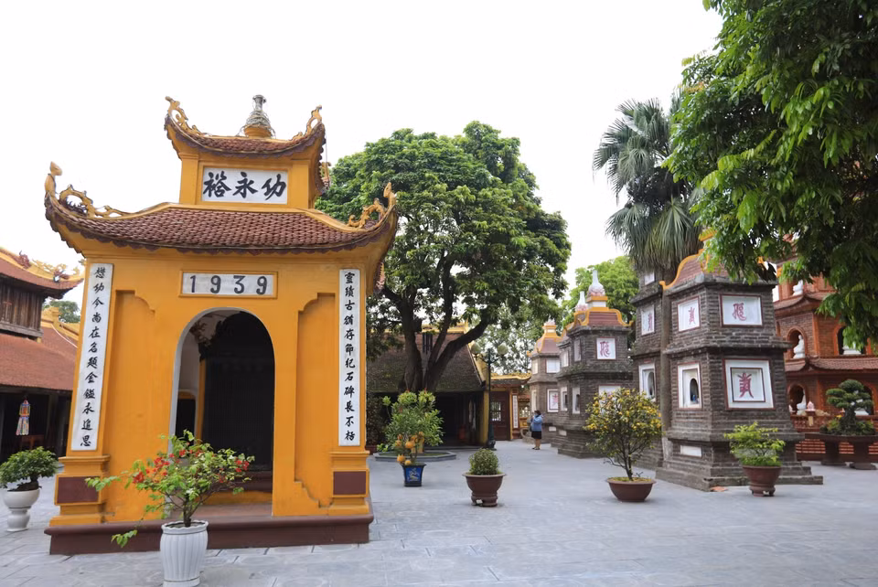 Située sur la petite péninsule à l’est du lac de l’Ouest, Trân Quôc est la plus vieille pagode de Hanoï. Avec ses plus de 1.500 ans d’existence, elle surprend toujours les visiteurs pour sa beauté poétique et ses valeurs historiques. Photo: VNA
