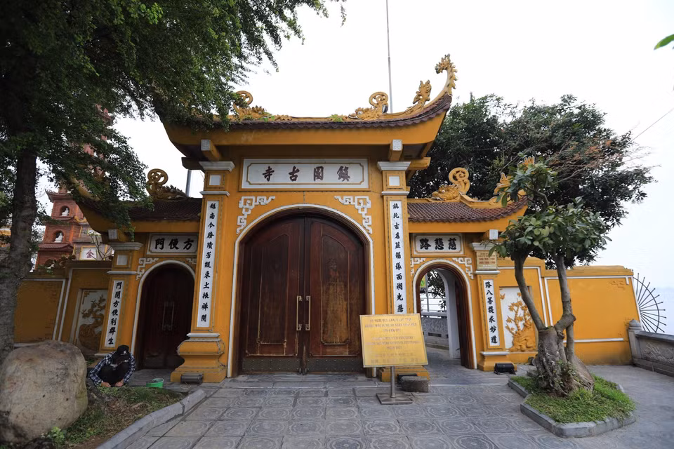 La porte de la pagode Trân Quôc. Photo: VNA 