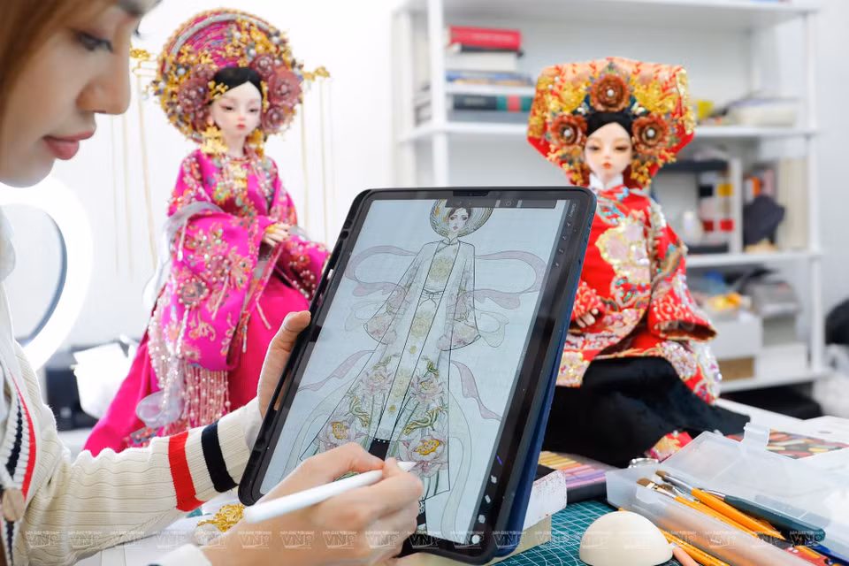 Elle esquisse des costumes sur l'ordinateur. Photo: VNP 