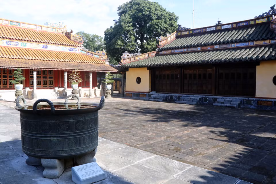 La Cour de cérémonies est décorée de chaudron de bronze coulé en 1673. Photo: VNA