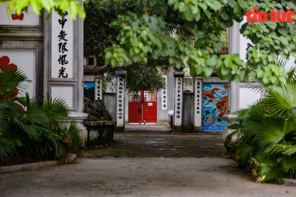 Le temple Ngoc Son est fermé. Photo : VNA