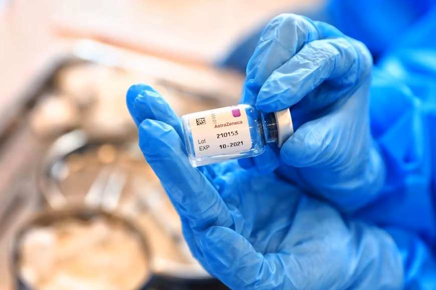 Le vaccin AstraZeneca administré pour les personnes âgées de l’arrondissement de Hoan Kiêm. Photo : VNA