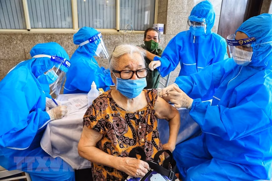 Vaccination d'une personne âgée dans la capitale. Photo: VNA