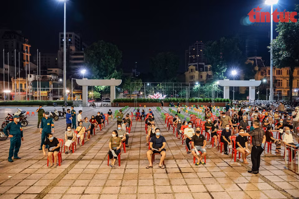Des personnes de 18 ans et plus font la queue pour recevoir des injections. Photo : VNA
