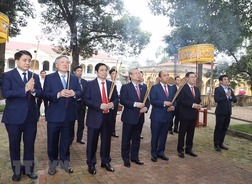 Le même jour, la délégation offre également de l'encens au temple Kinh Thien à l'intérieur de l'ancienne citadelle impériale de Thang Long à Hanoï pour commémorer les ancêtres vietnamiens, les soldats tombés au combat et les martyrs de guerre. Photo: VNA