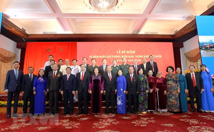 Une cérémonie marquant le 45e anniversaire de la libération du Sud et de la réunification nationale a lieu le 30 avril 2020 à Hô-Chi-Minh-Ville. Photo: VNA