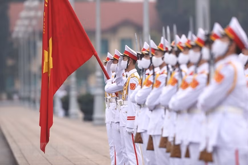 La cérémonie de lever du drapeau se tient à la place Ba Dinh à Hanoï à l’occasion du 45e anniversaire de la libération du Sud et de la réunification nationale (30 avril). Photo: VNA