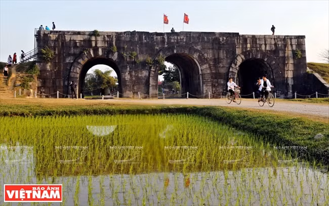 L'ensemble de la paroi externe de la citadelle a été assemblé avec des pierres bleues empilées les unes sur les autres. Certains blocs font 6m de long et pèsent plus de 20 tonnes. Selon les scientifiques, la citadelle a nécessité 20 000 m3 de pierres. 