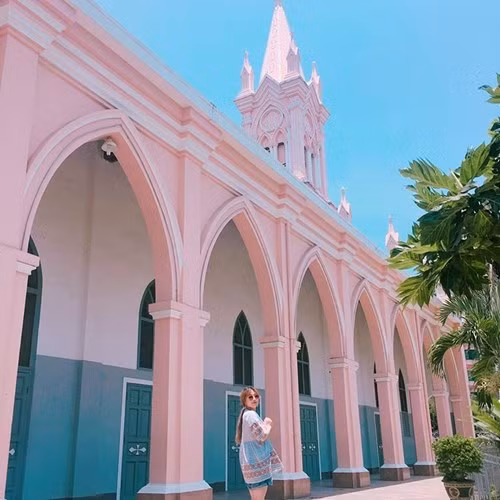 L’église du Coq à Da Nang est située dans la rue Tran Phu. Construite en 1923 par les Français, elle est de style gothique : les fenêtres ressemblent à un losange, le toit est grand. Sur le toit, il y a une statue du coq.