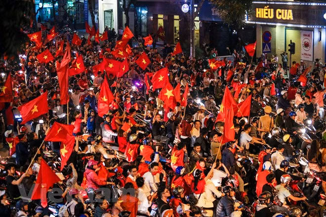 Les rues menant au lac de l’Épée restituée étaient constellées de drapeaux rouges à l'étoile d'or.