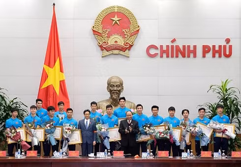 Le Premier ministre Nguyên Xuân Phuc a rencontré dimanche soir à Hanoï les membres de la sélection nationale Espoirs de football dès leur retour de la finale du championnat asiatique de football U23. 