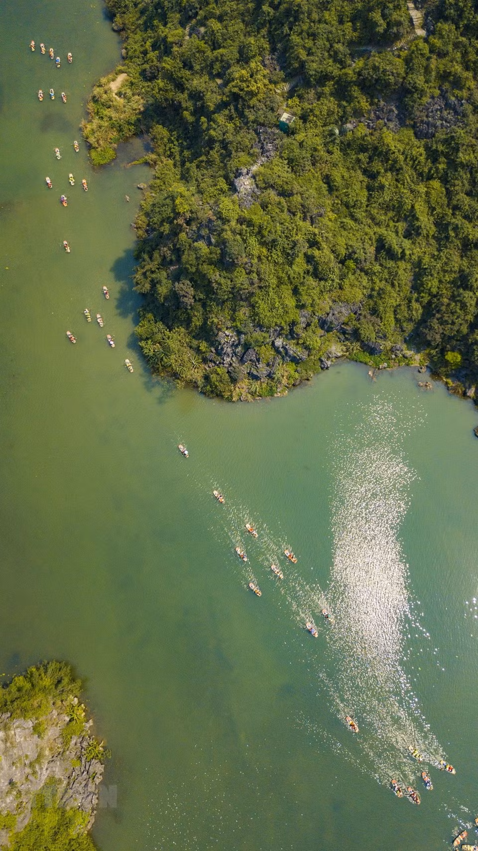 Trang An est aussi devenu le premier patrimoine mixte culturel et naturel du Vietnam pour sa beauté naturelle et ses valeurs culturelles, esthétiques, géologiques et géomorphologiques.