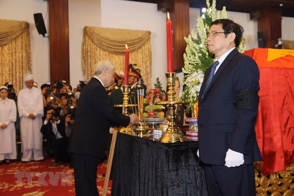 Le secrétaire général du PCV, Nguyen Phu Trong, brûle des bâtonnets d’encens à l’autel de l’ex-PM Phan Van Khai.