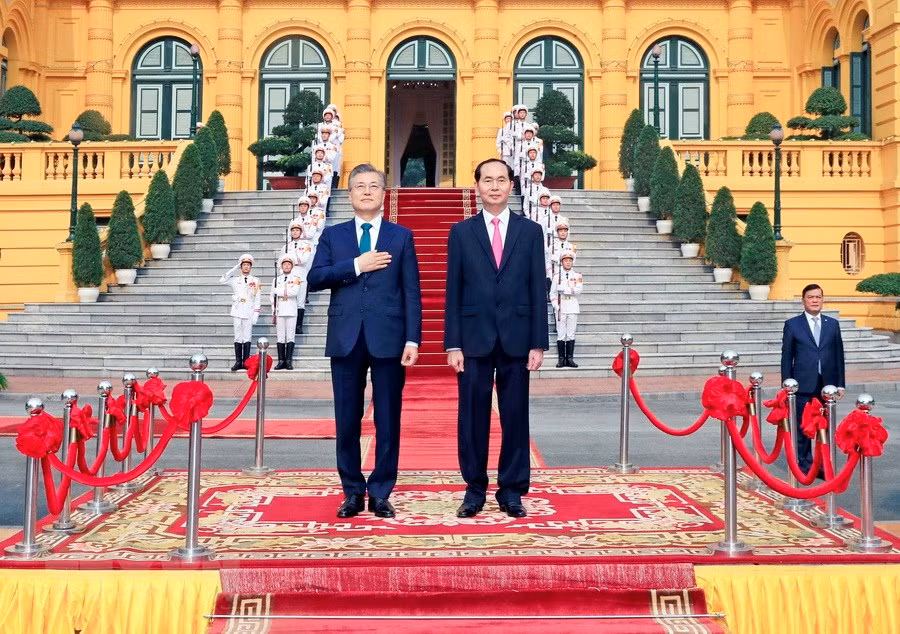 Le président Tran Dai Quang (droite) et son homologue sud-coréen Moon Jae-in à la cérémonie d'accueil officielle.