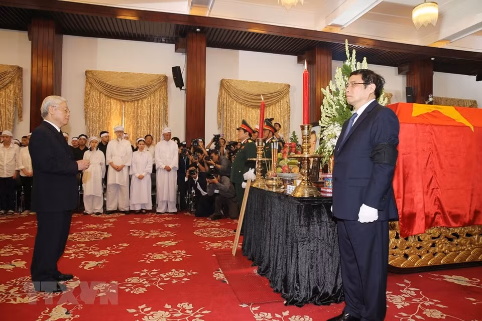 La délégation du CC du PCV, dirigée par le secrétaire général Nguyen Phu Trong, rend hommage à l’ex-PM Phan Van Khai.