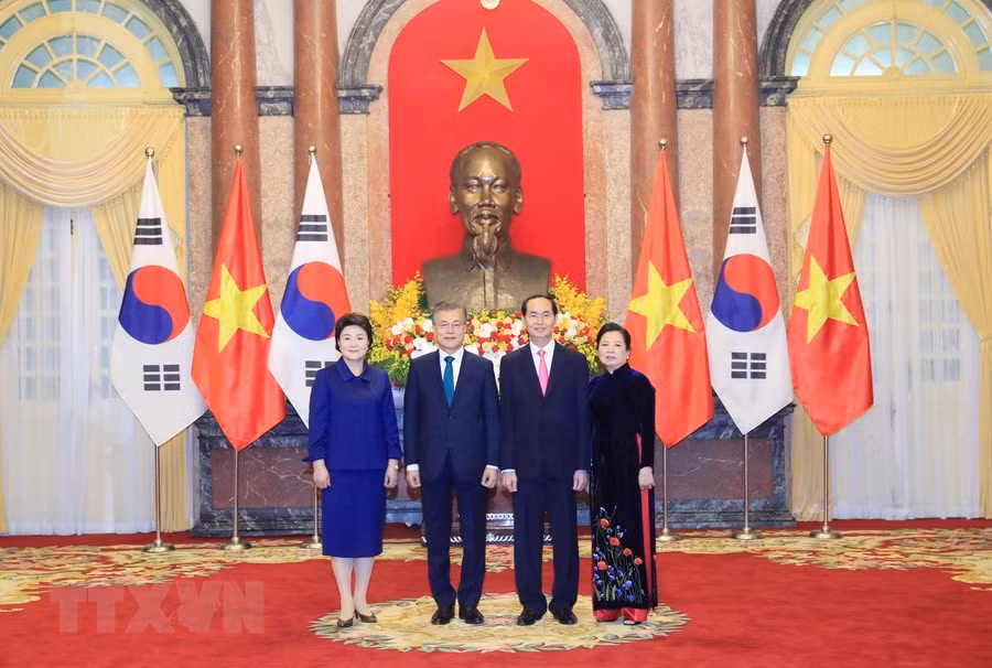 Photo de famille entre le président Tran Dai Quang et son homologue sud-coréen Moon Jae-in et leurs épouses.