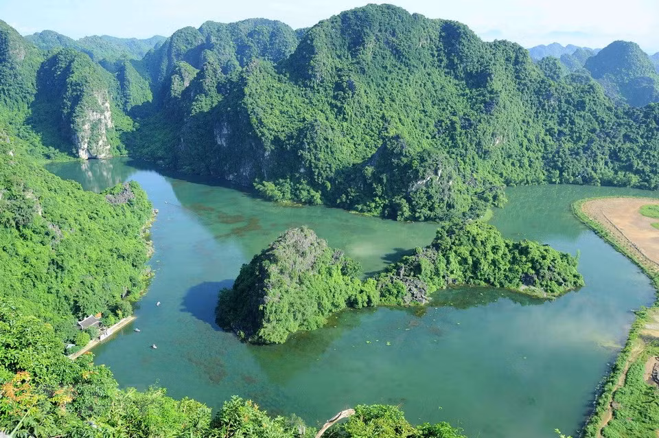 Le complexe paysager de Trang An, province de Ninh Binh, a été officiellement inscrit le 23 juin 2014 sur la Liste du patrimoine mondial de l’UNESCO lors de la 38e session du Comité du patrimoine mondial tenue à Doha, au Qatar.