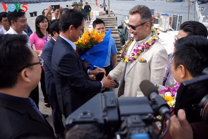 Remise de fleurs à l’ambassadeur tchèque au Vietnam Vitsezslaw Grepl, le 450 millième touriste étranger à Cat Bà en 2017.