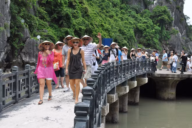 En 2016, le Vietnam a accueilli pour la première fois 10 millions de touristes étrangers, en hausse de 26% en un an, et réalisé un chiffre d’affaires à l’export de 400.000 milliards de dongs, soit l’équivalent de 18 milliards de dollars. Photo d’illustration/Internet