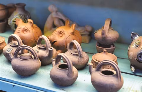 Les produits traditionnels de Thanh Hà sont, pour l’essentiel, des objets usuels tels que pots, vases, bols, mais aussi briques, tuiles...