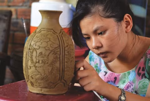 Une jeune artisane de Thanh Hà.