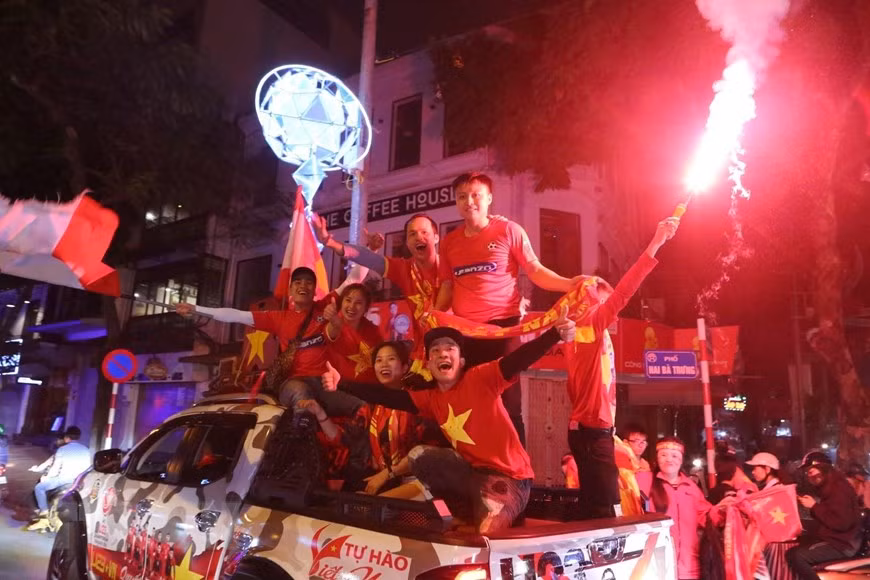 A Hanoï, des milliers supporters sont descendus dans la rue pour fêter la victoire de l’équipe U23 Vietnam 