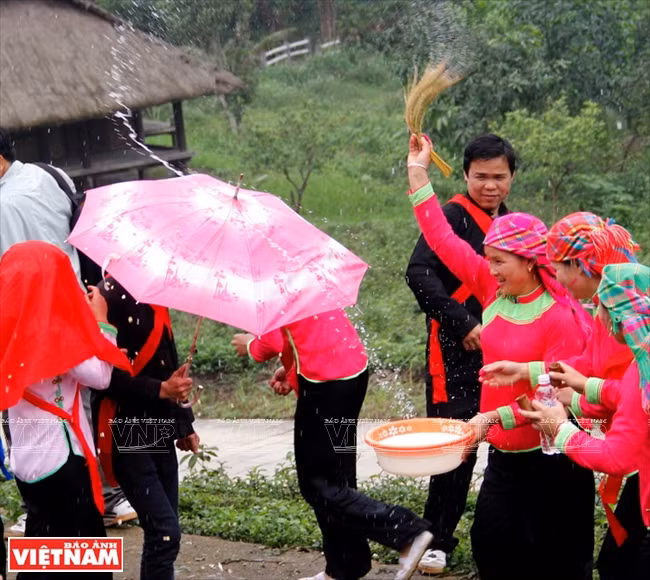 Afin de chasser les âmes maléfiques, on lance un talisman vers la mariée.