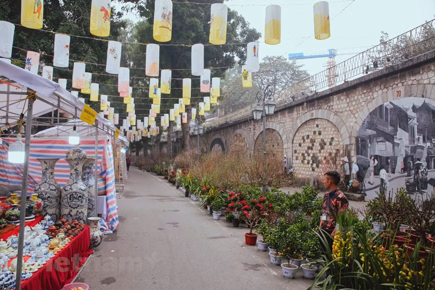  En plus d'organiser le marché aux fleurs du Têt, depuis 2018, l’arrondissement de Hoàn Kiêm organise chaque année des activités culturelles et artistiques le long des arches de la voie ferrée dans la rue Phùng Hung pour créer une belle atmosphère du Têt. Beaucoup de gens ont commencé à vendre des fleurs depuis le début du mois. Elles sont sélectionnées avec soin car elles doivent fleurir le premier jour du Têt. Glaïeul, dahlia, violette, fleurs de pêchers et arbres kumquat, entre autres. Toutes sortes de fleurs traditionnelles se trouvent sur le marché Hang Luoc. Beaucoup de gens viennent simplement admirer la beauté des plantes et profiter de l'atmosphère du Têt. 