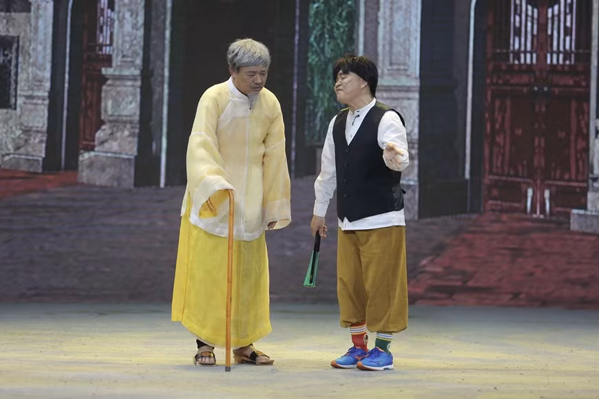  L’acteur Quoc Khanh (à gauche) joue le rôle de Lao Hac (père Hac). 
