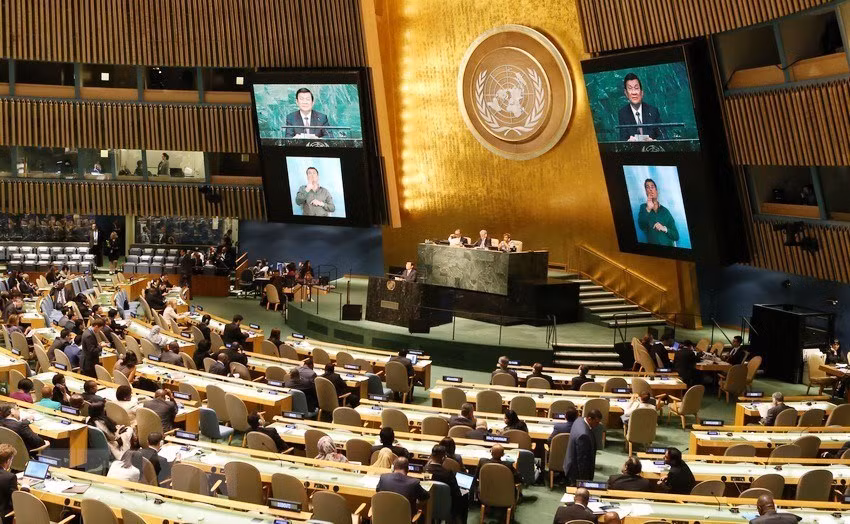  Le Vietnam participe activement aux négociations afin de développer le droit international, d'élaborer des cadres pour élargir la coopération, de consolider un environnement pacifique et stable et d'accorder de l'importance à la protection des intérêts des pays en voie de développement. Dans l'après-midi du 25 septembre 2015, au siège de l’ONU à New York (États-Unis), le président de l'État Truong Tan Sang prend la parole à la séance d'ouverture du Sommet des Nations Unies pour approuver le Programme de développement durable à l'horizon 2030. 