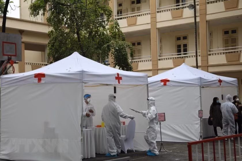  Le président du Comité populaire de Hanoï Nguyen Duc Chung a demandé au service municipal de la Santé d'installer dix points de dépistage rapide du coronavirus. La priorité est accordée aux patients et aux membres de leur famille qui ont été examinés et traités à l'Hôpital Bach Mai. 